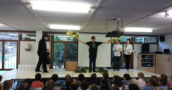Alumnes de 2n ESO representen dos contes de Nadal per als alumnes d&rsquo;Educaci&oacute; Infantil