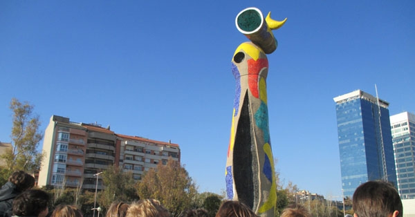 Ei4 anem a veure l'escultura de"La dona i l'ocell" de Joan Mir&oacute;