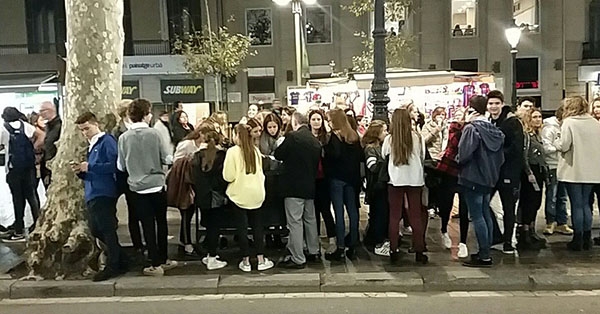 Alumnes i professors de Batxillerat van al teatre Poliorama a veure l&rsquo;obra El curi&oacute;s incident del gos a mitjanit