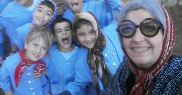 La Rosita, la castanyera, visita l&rsquo;Escola de dalt.