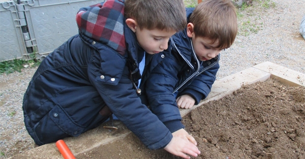 Els nens i nenes  d'Ei3 comencem a cuidar el nostre hort